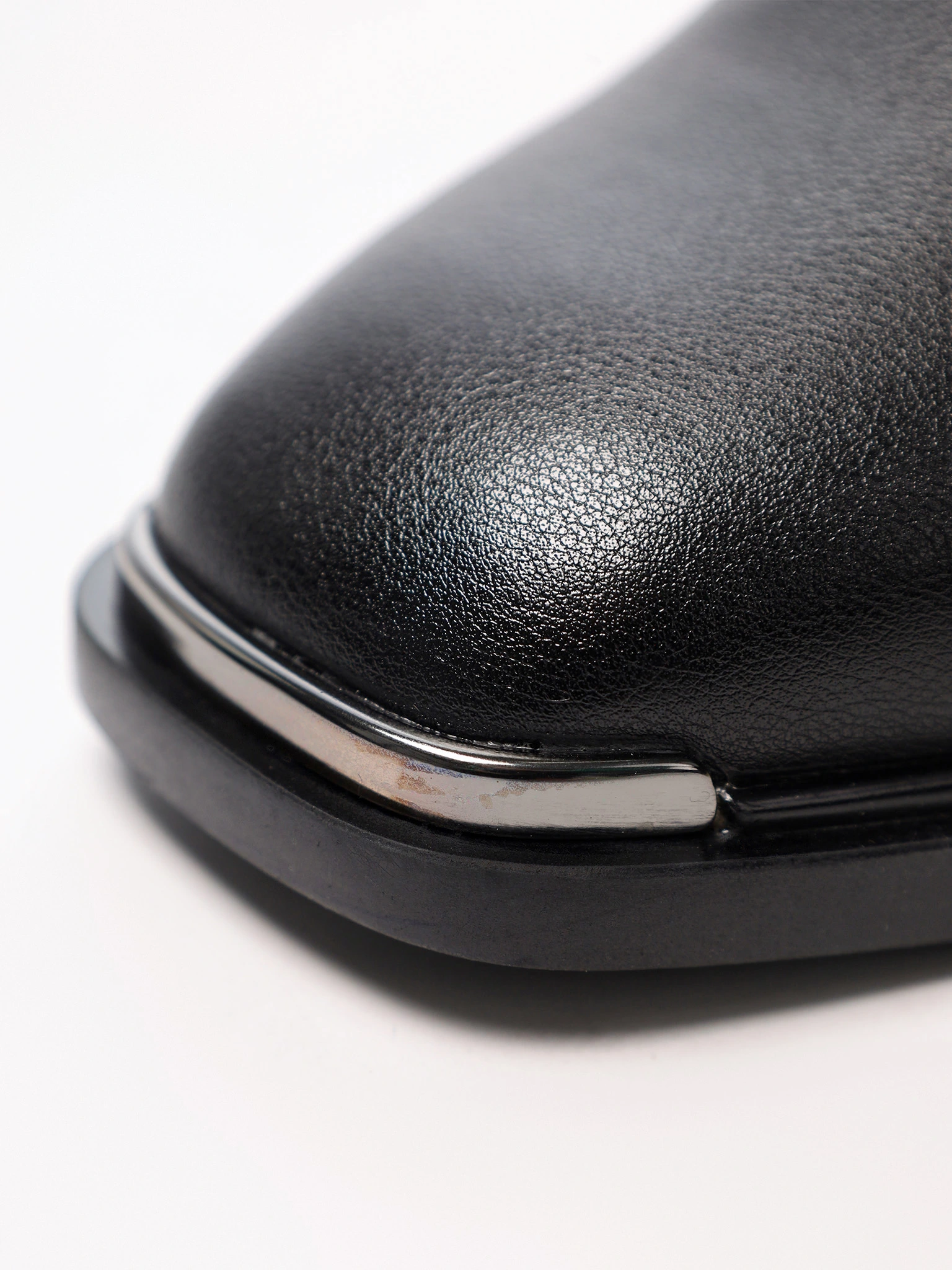 Сапоги черного цвета из натуральной кожи на высоком каблуке